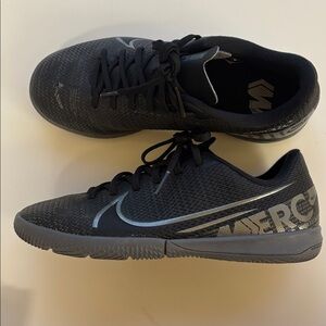 Nike JR Vapor 13 Academy Indoor Soccer Shoe